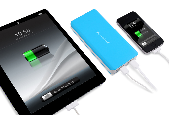 20000mah power bank charging iphone and ipad